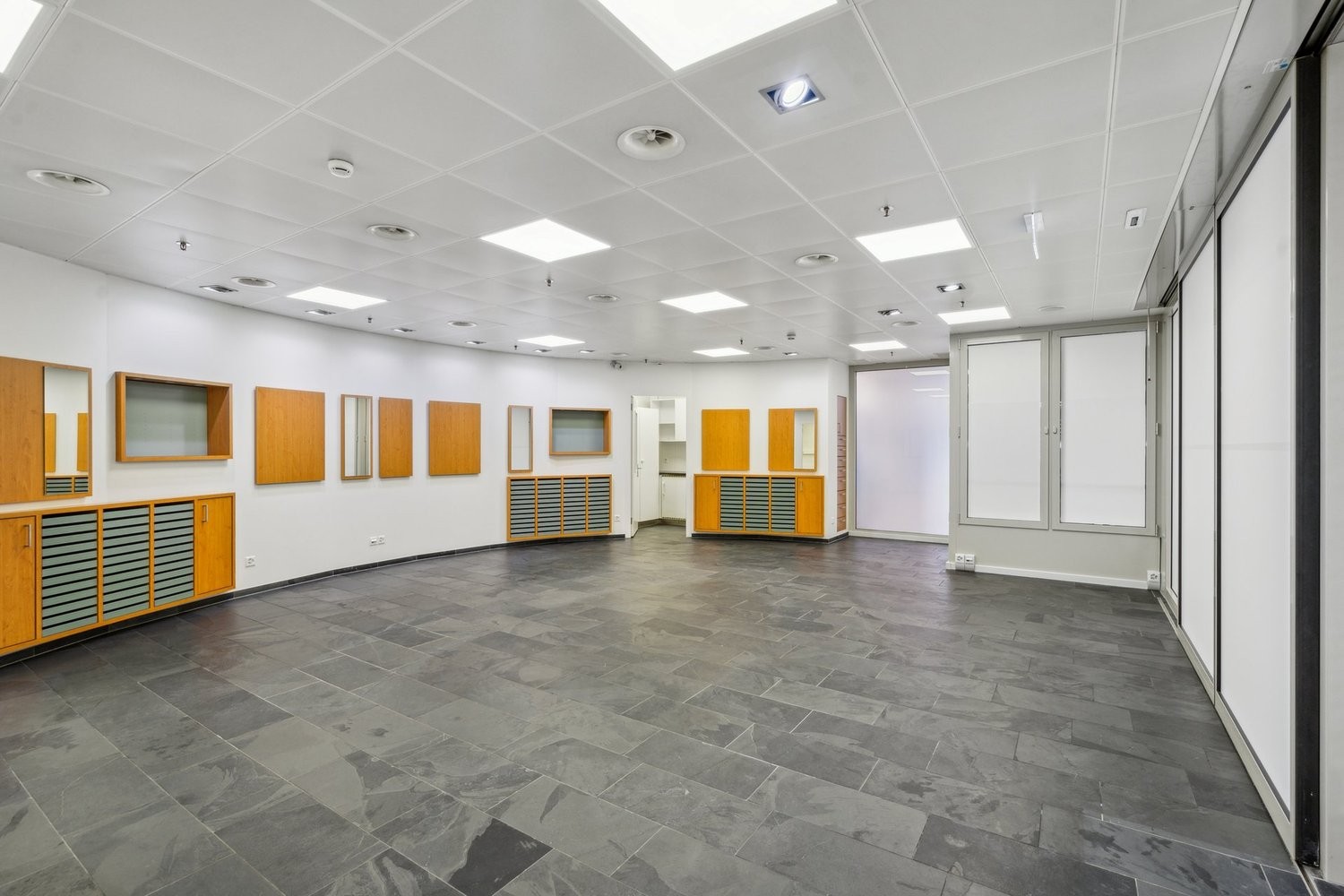 103m² shop