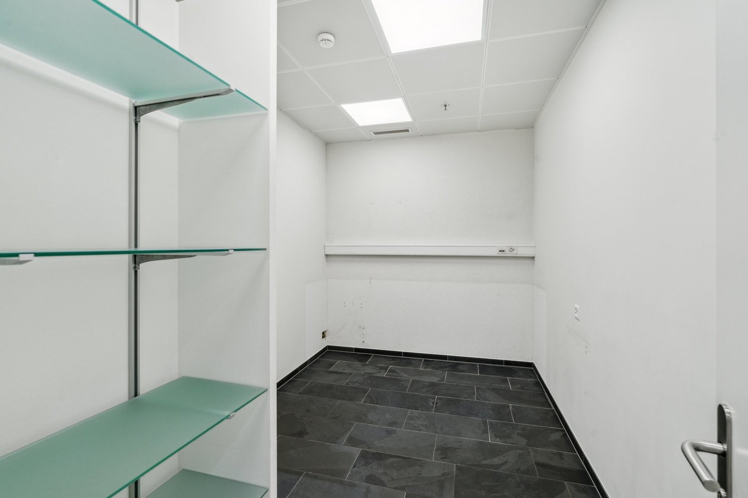 103m² shop