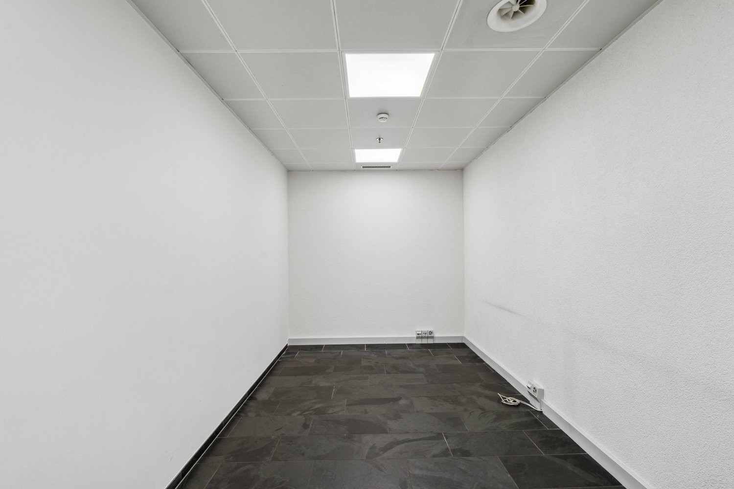 103m² shop