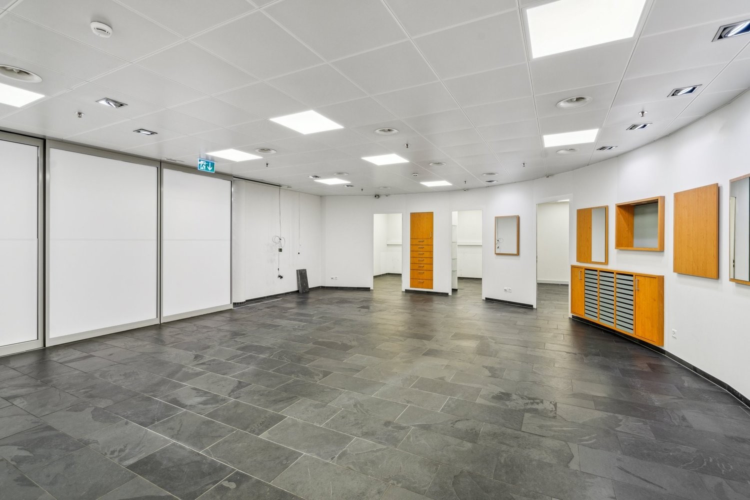 103m² shop
