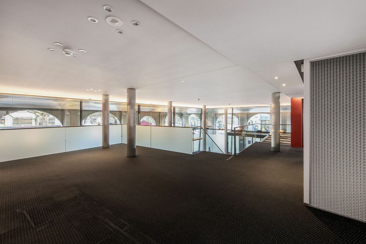 3900m² office