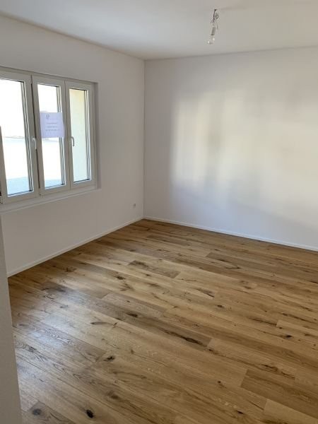Commercial, Foto 1 von 7