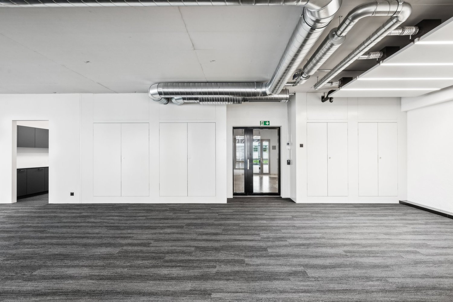 440m² office
