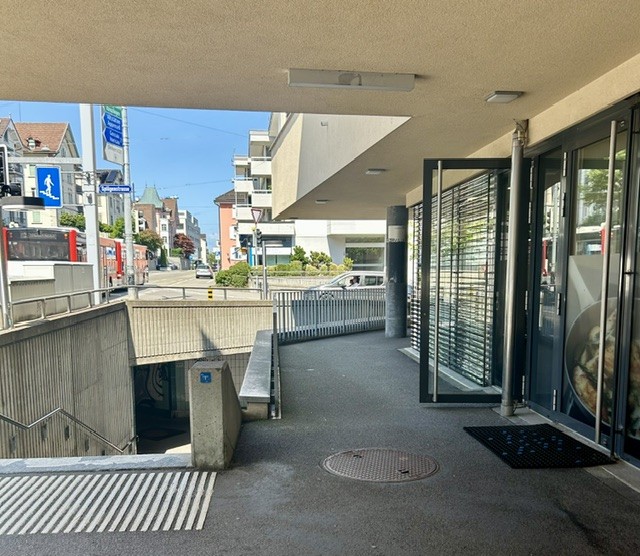 106m² shop