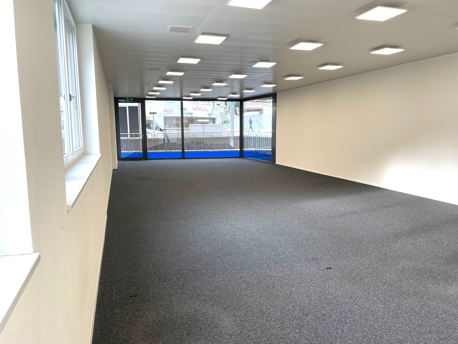 106m² shop