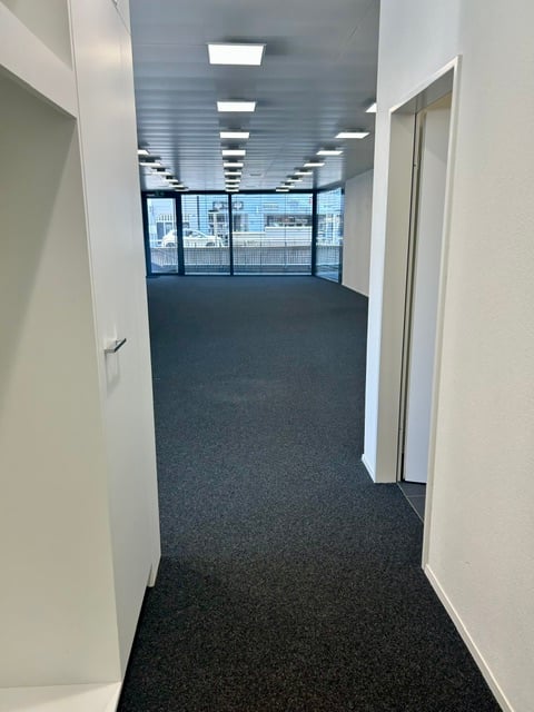 106m² shop
