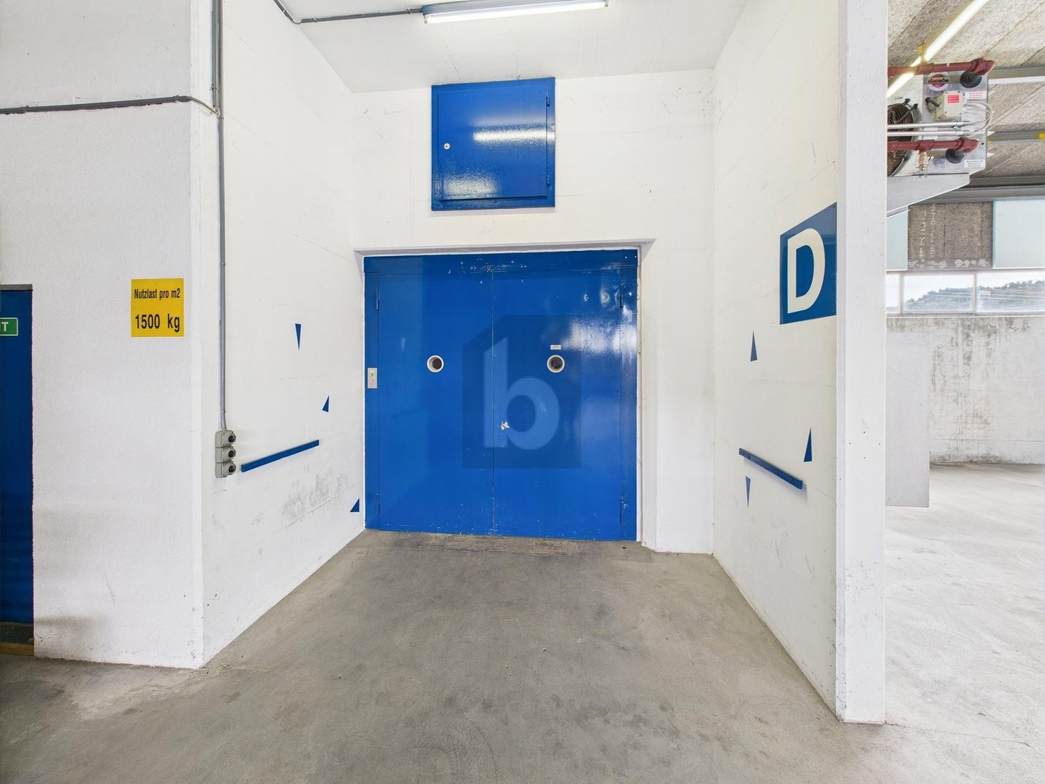 775m² storage room