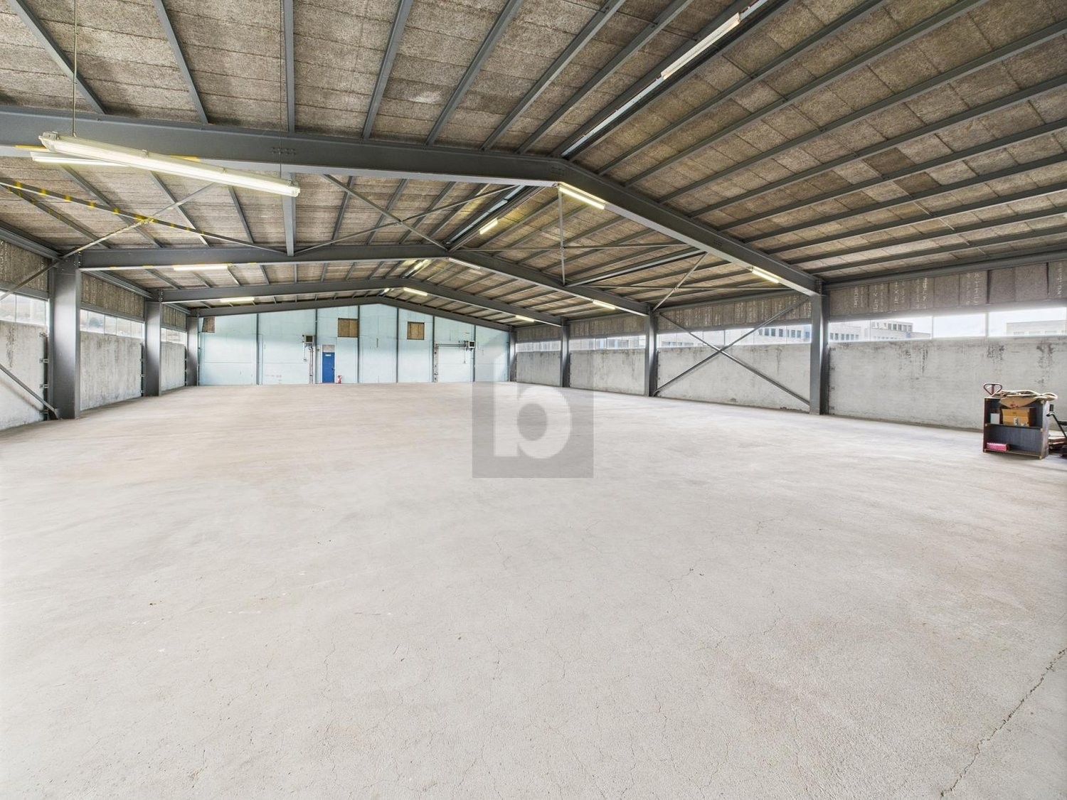 775m² storage room