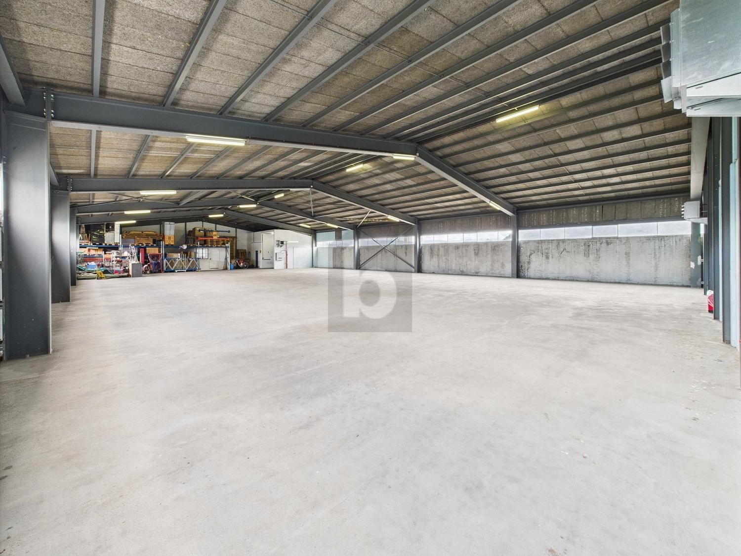 775m² storage room
