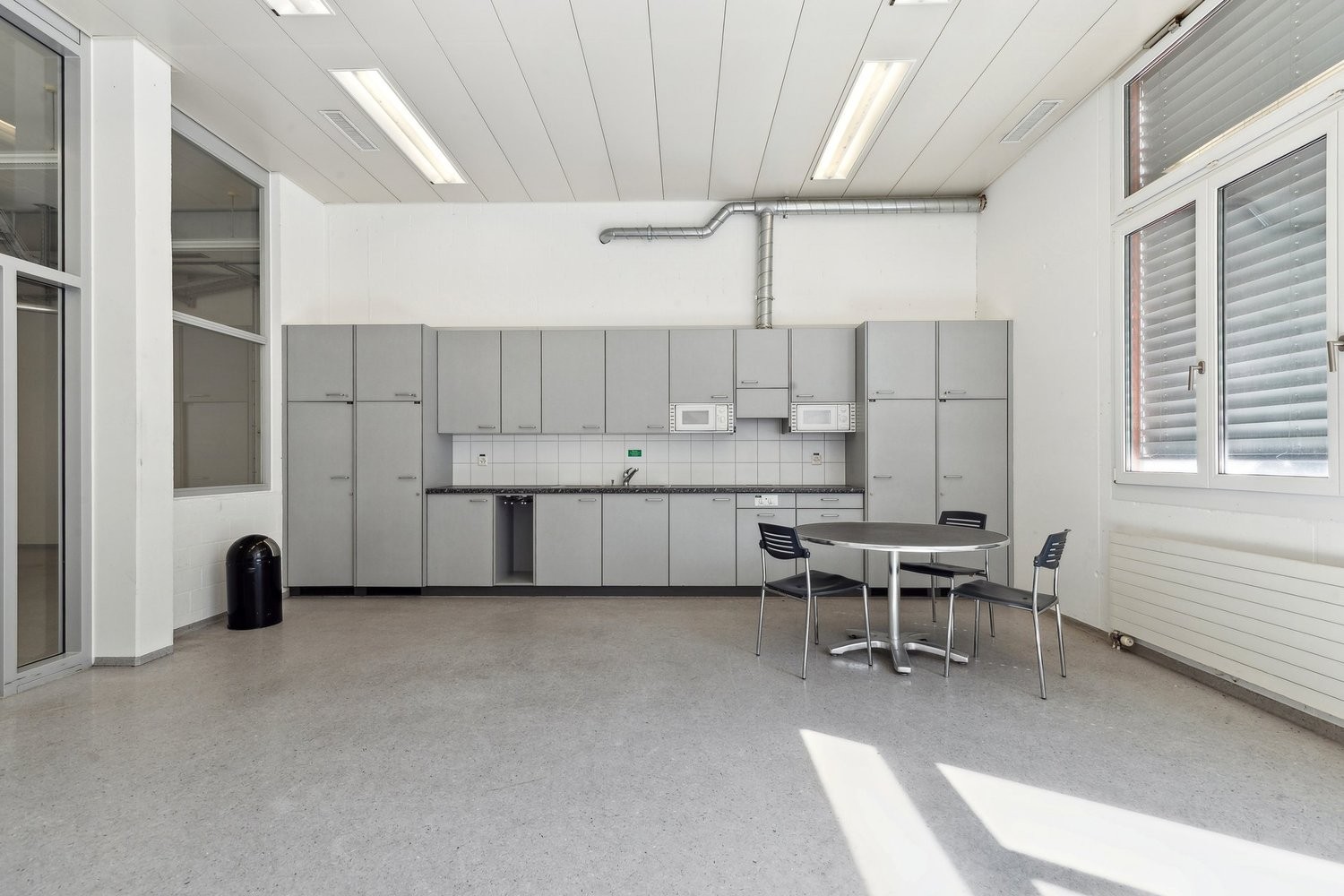 1217m² storage room