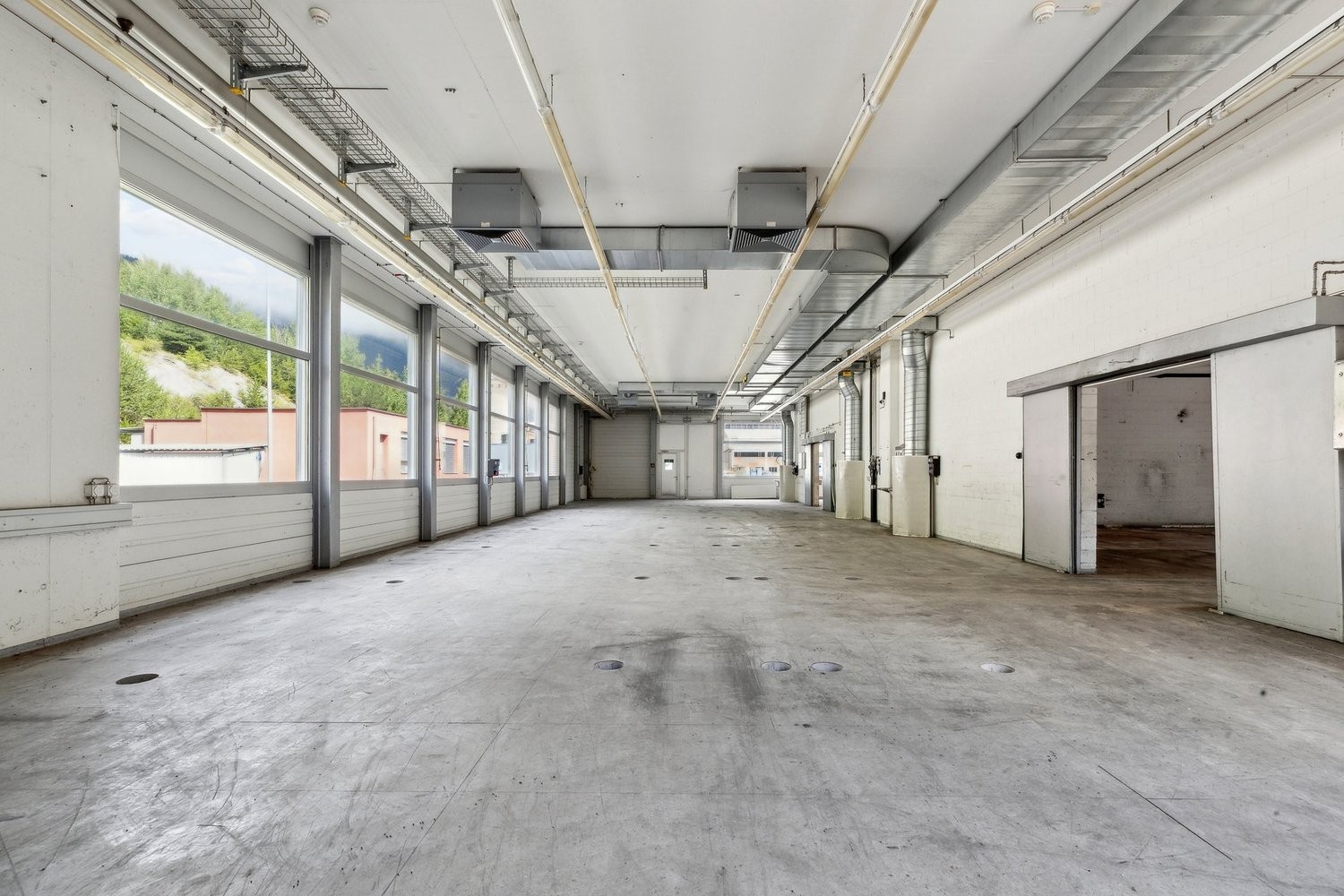 1217m² storage room