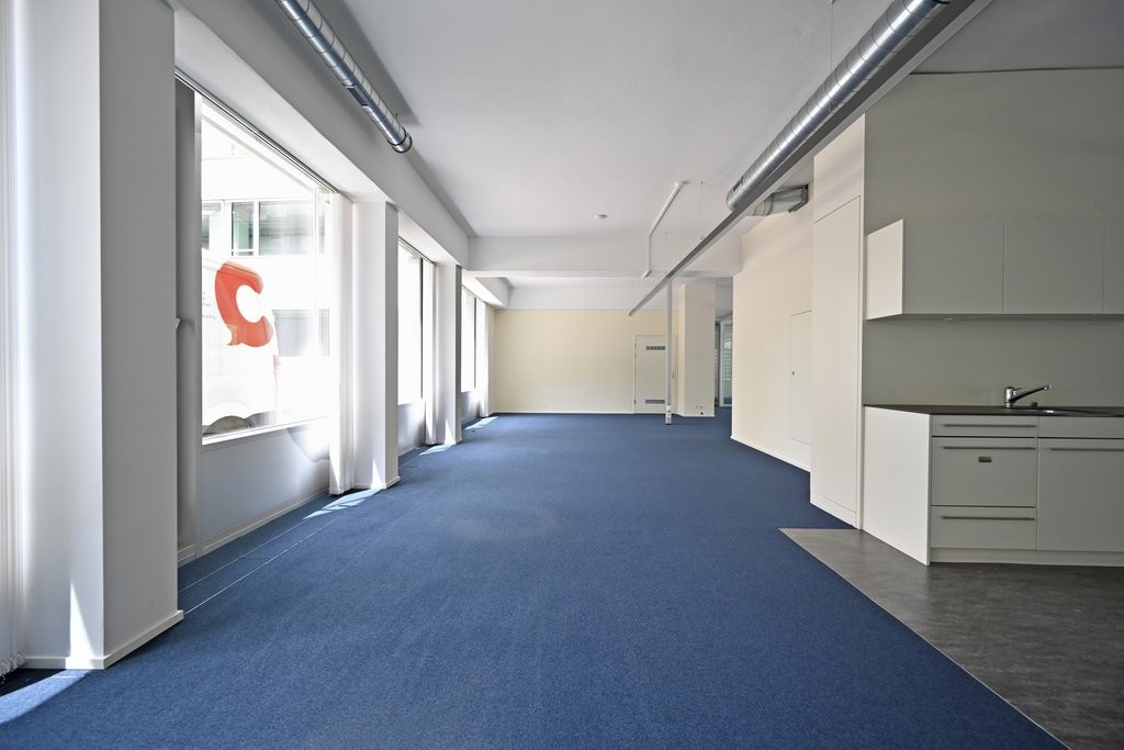 242m² office