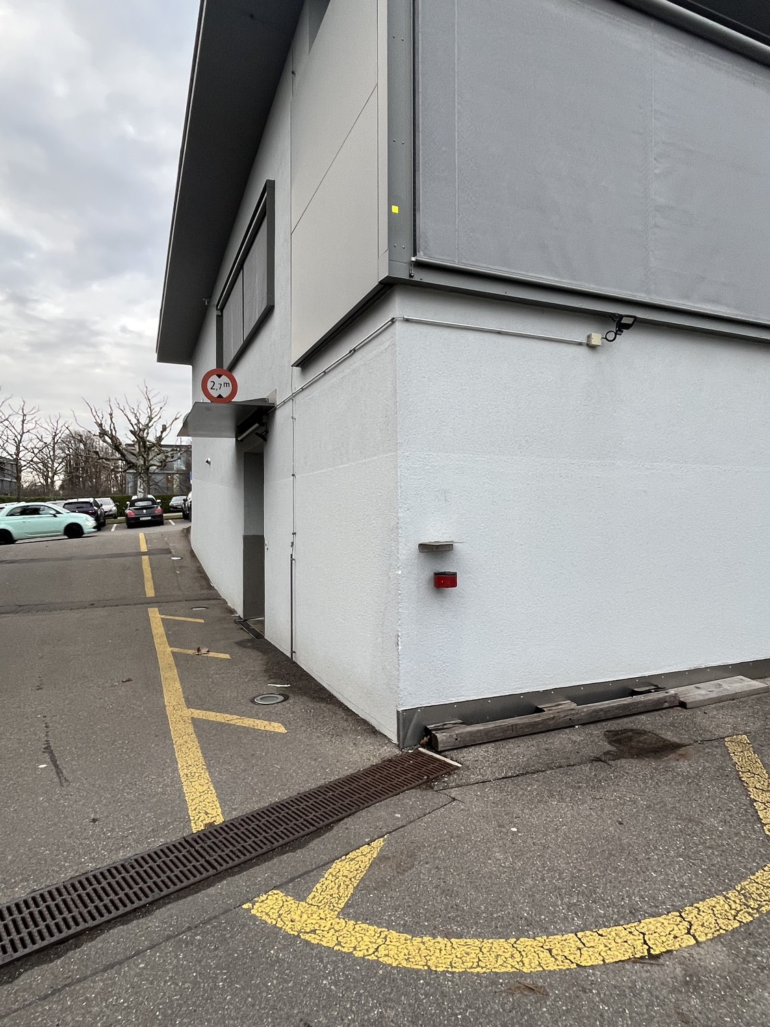 336m² shop