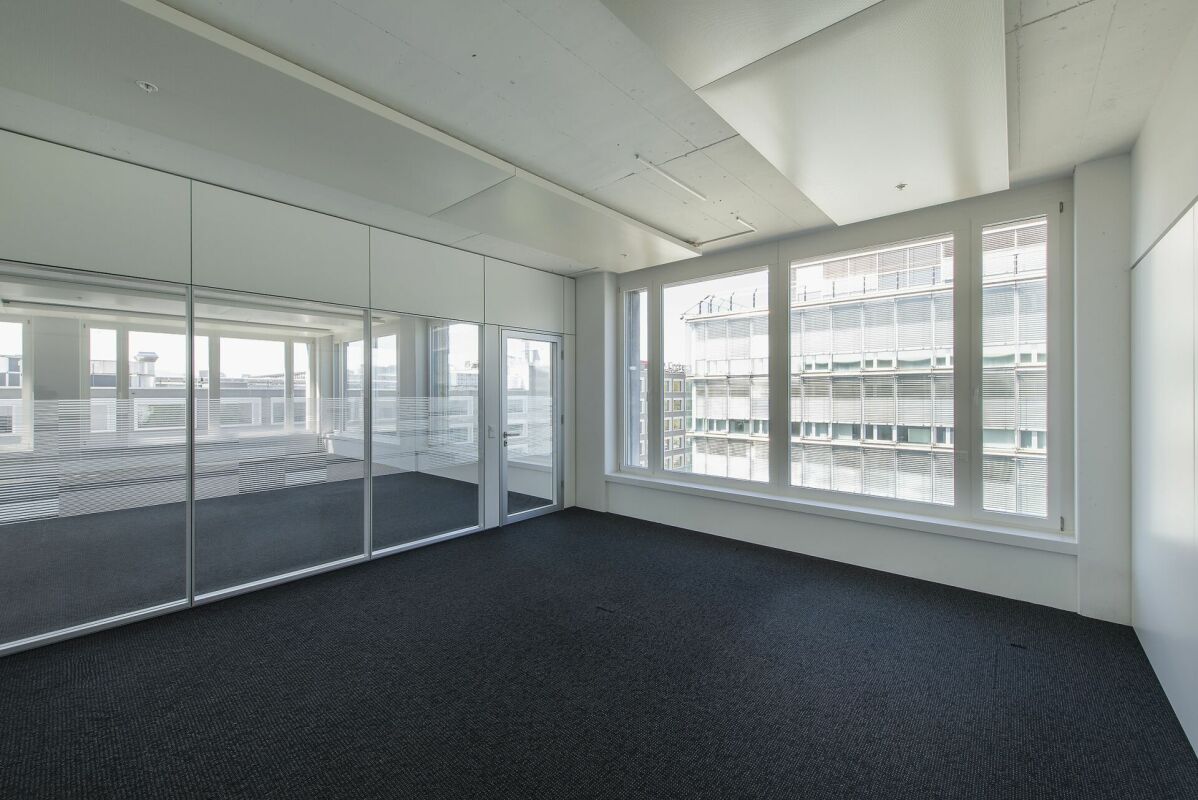 580m² office