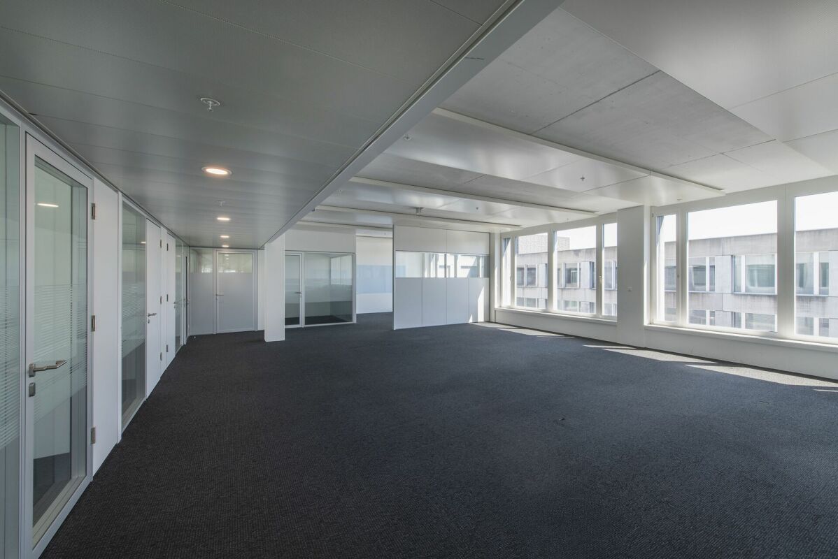 580m² office