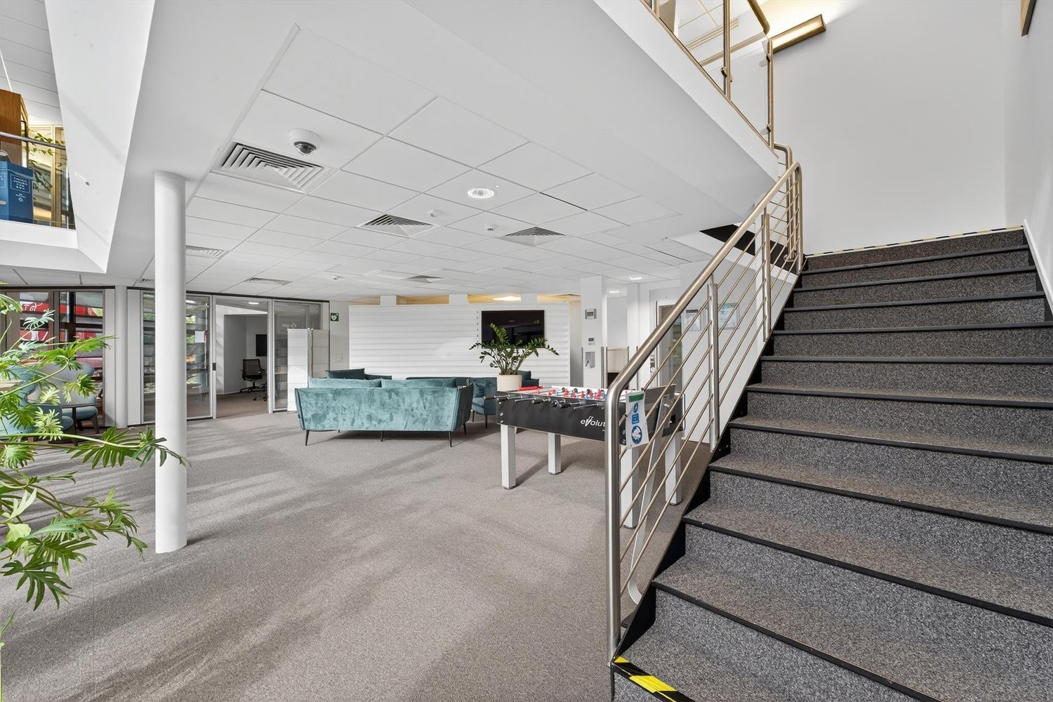 340m² office
