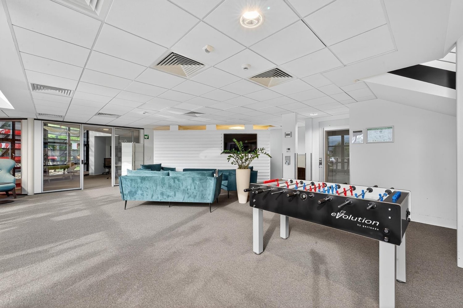 340m² office