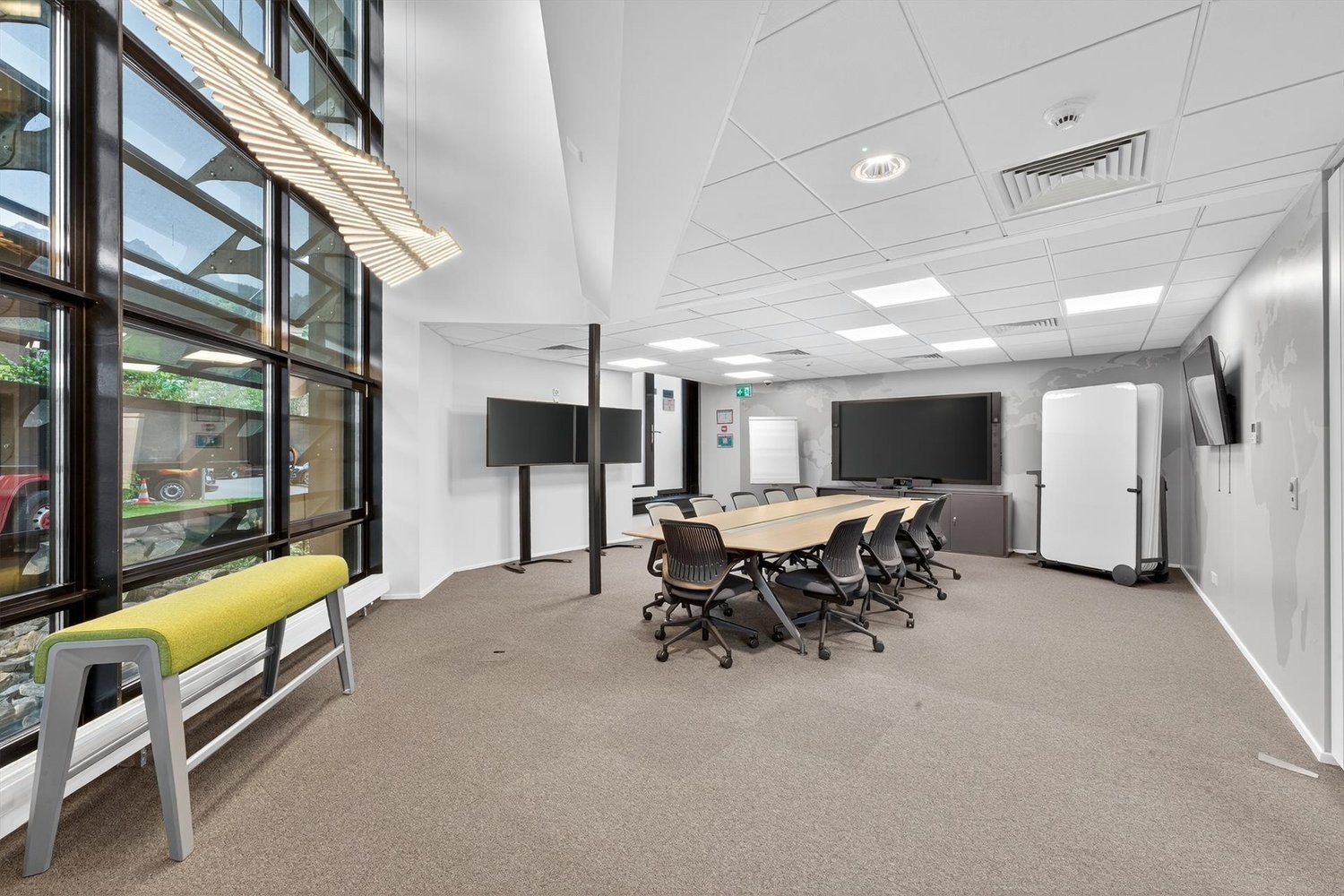 340m² office