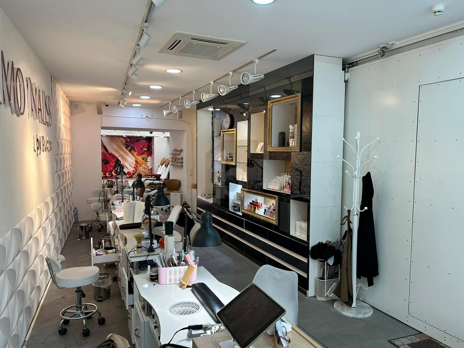 100m² shop