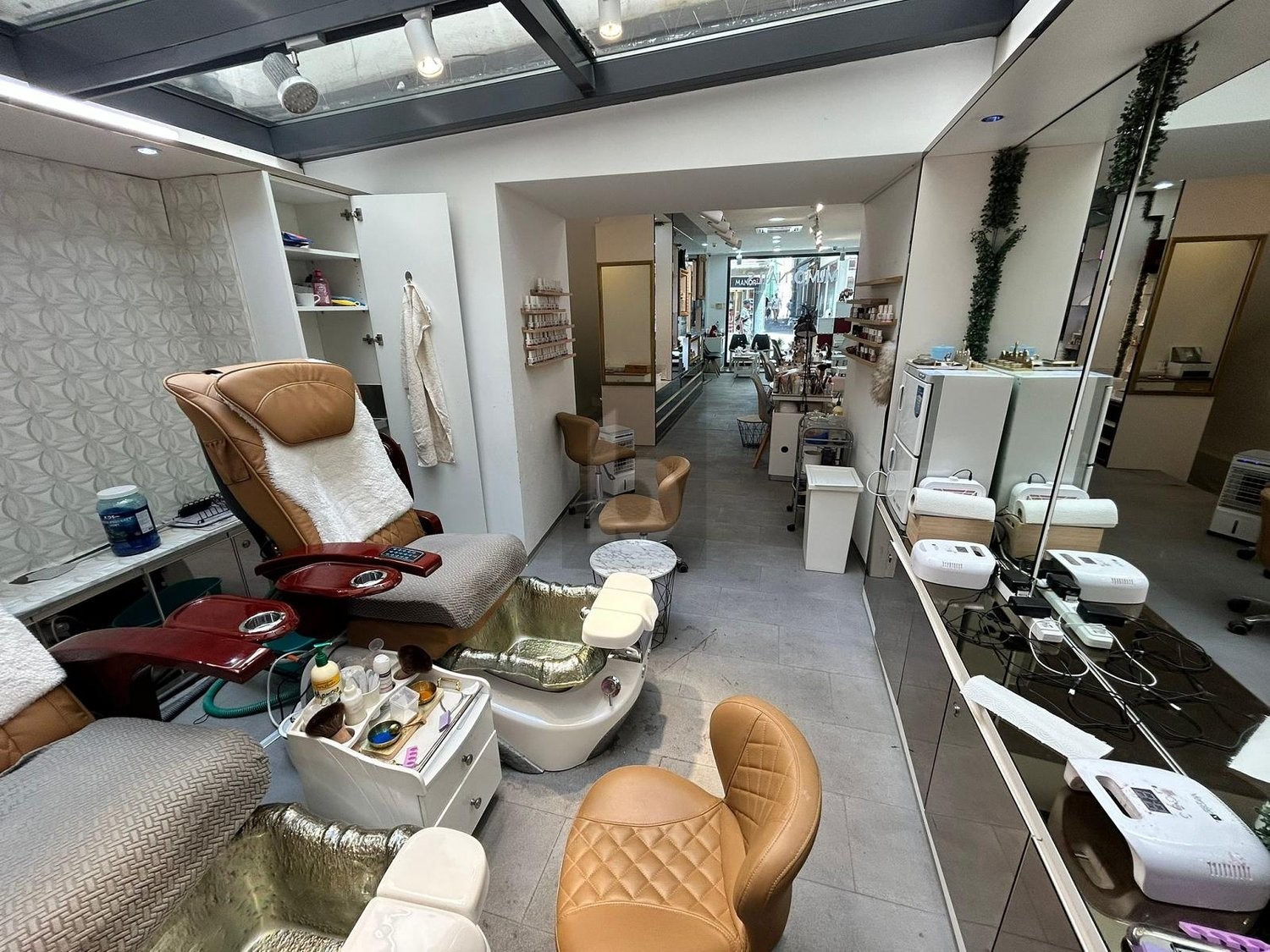 100m² shop
