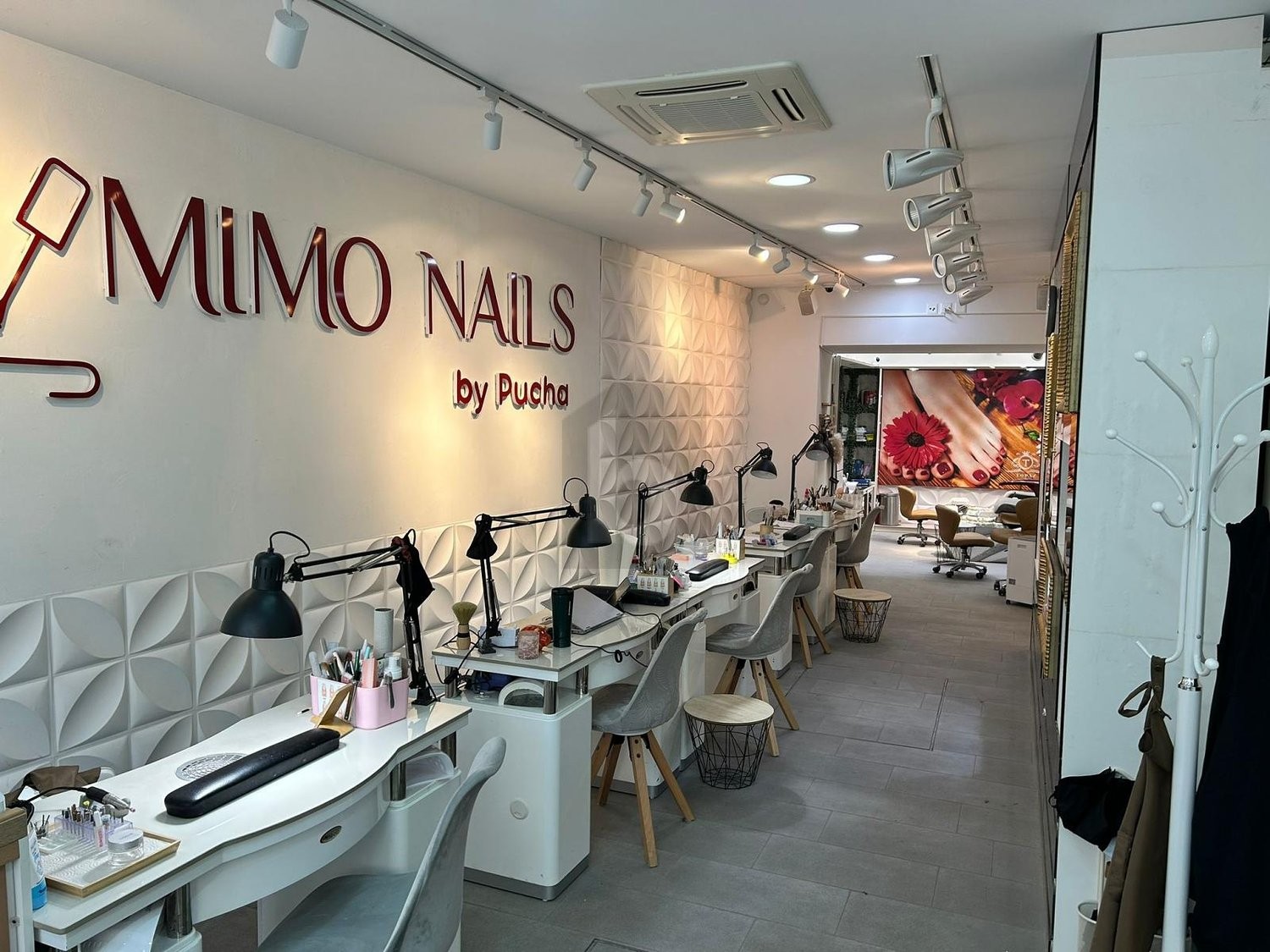 100m² shop