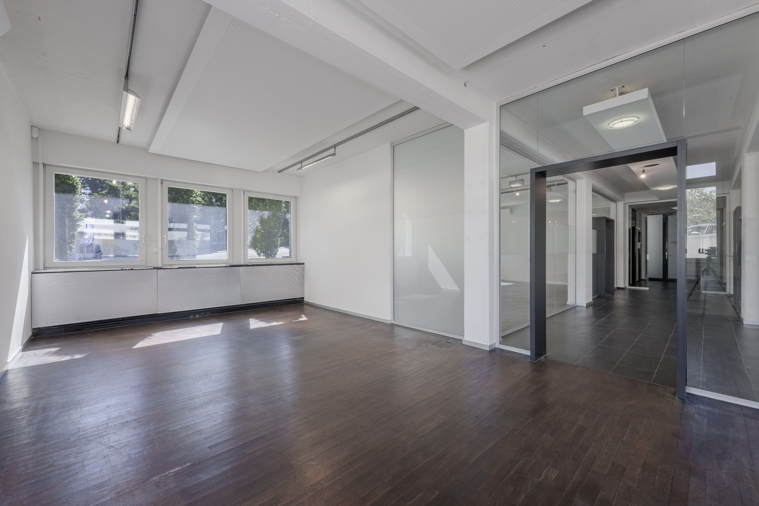 863m² office