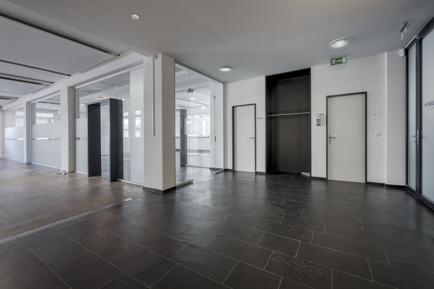 863m² office