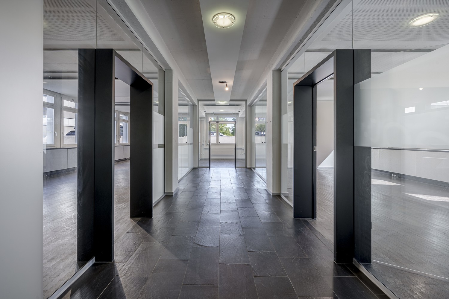 863m² office