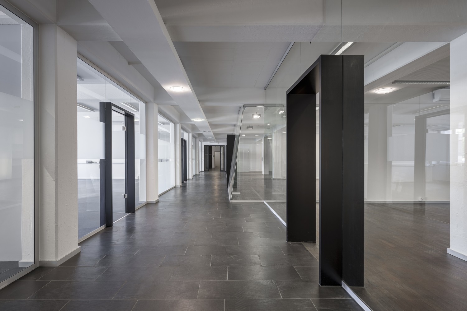 863m² office