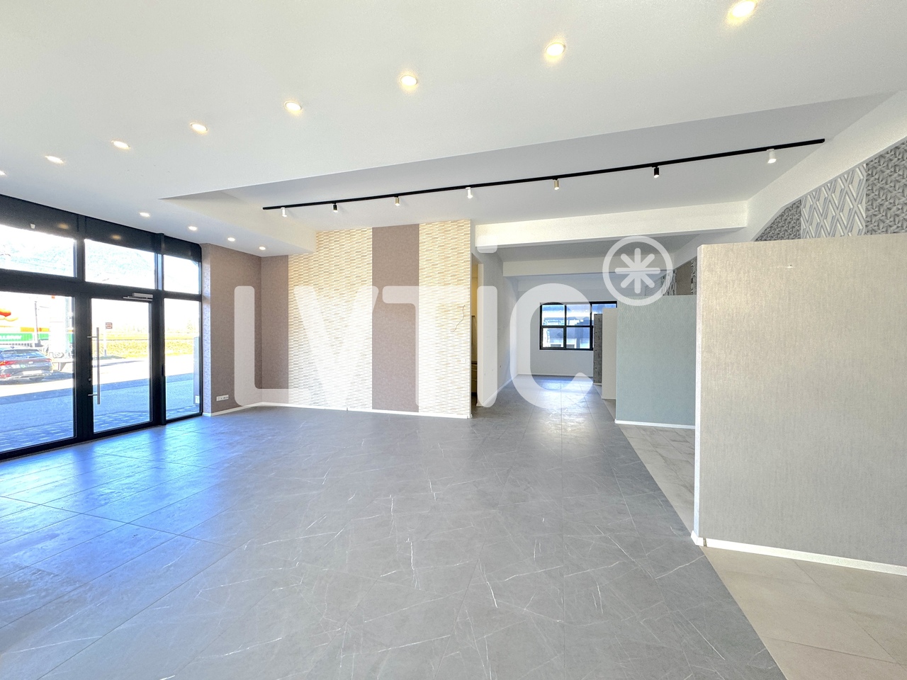 225m² shop