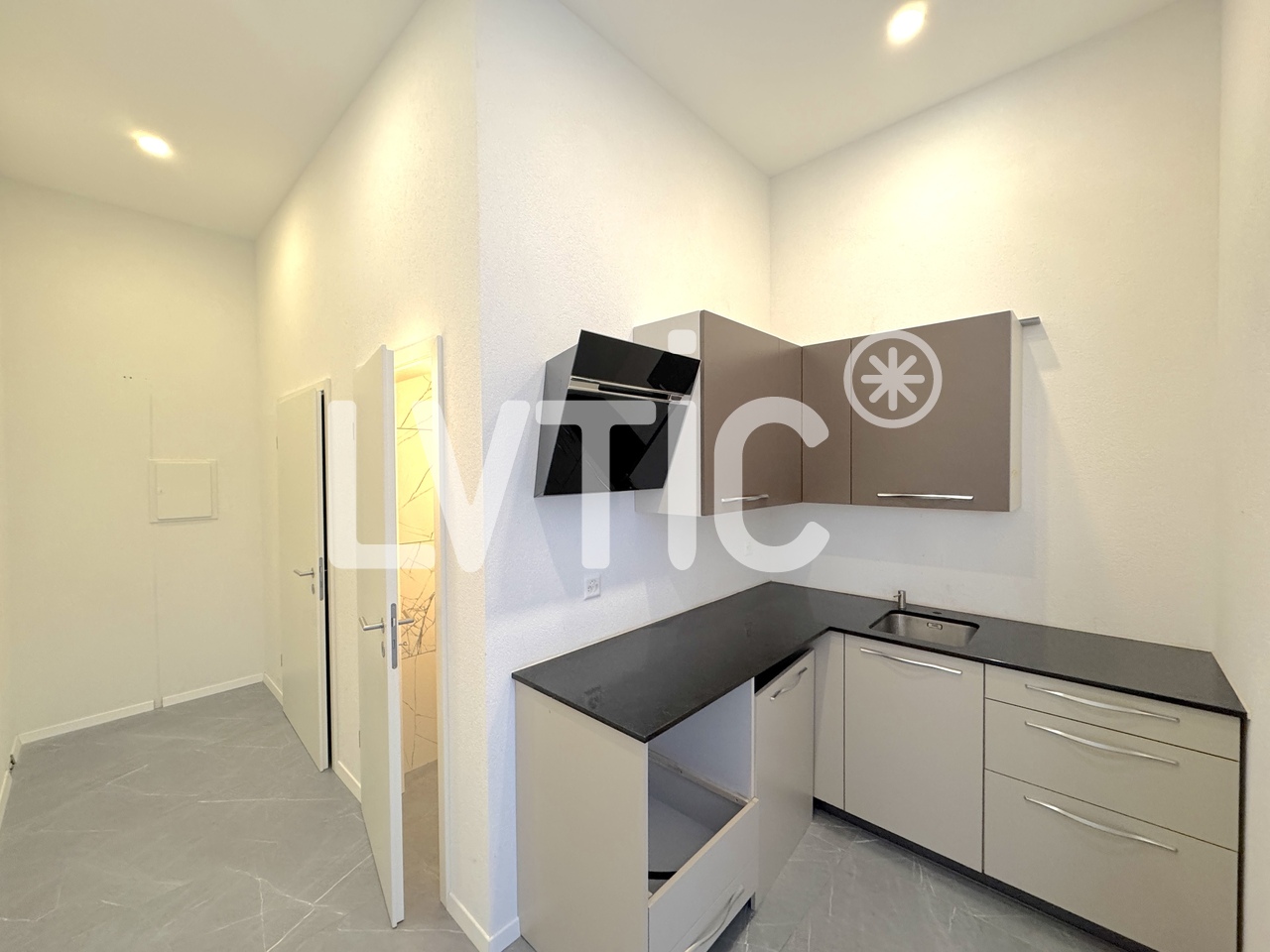 225m² shop