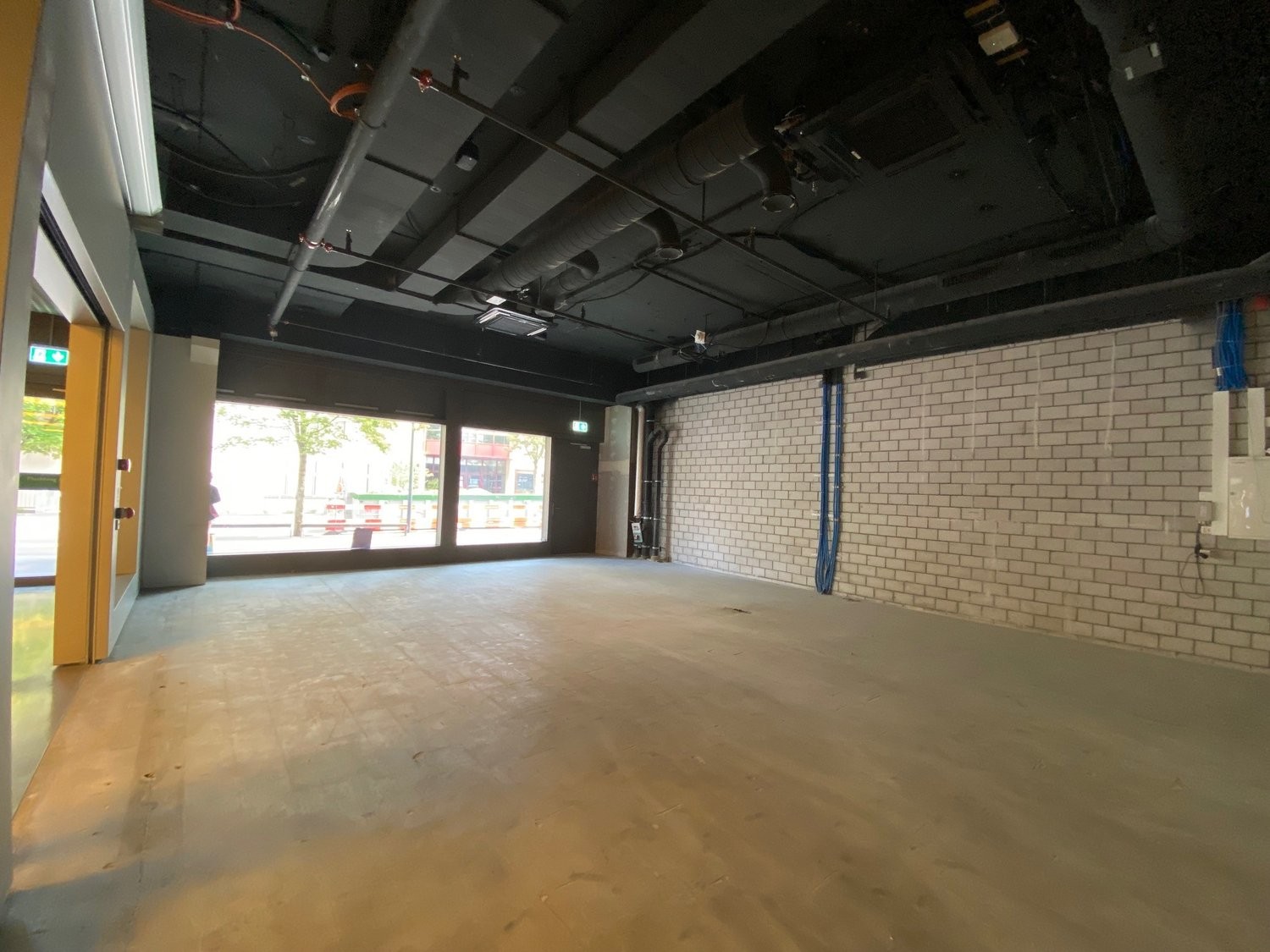 81m² shop