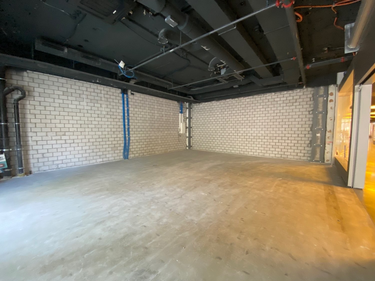 81m² shop