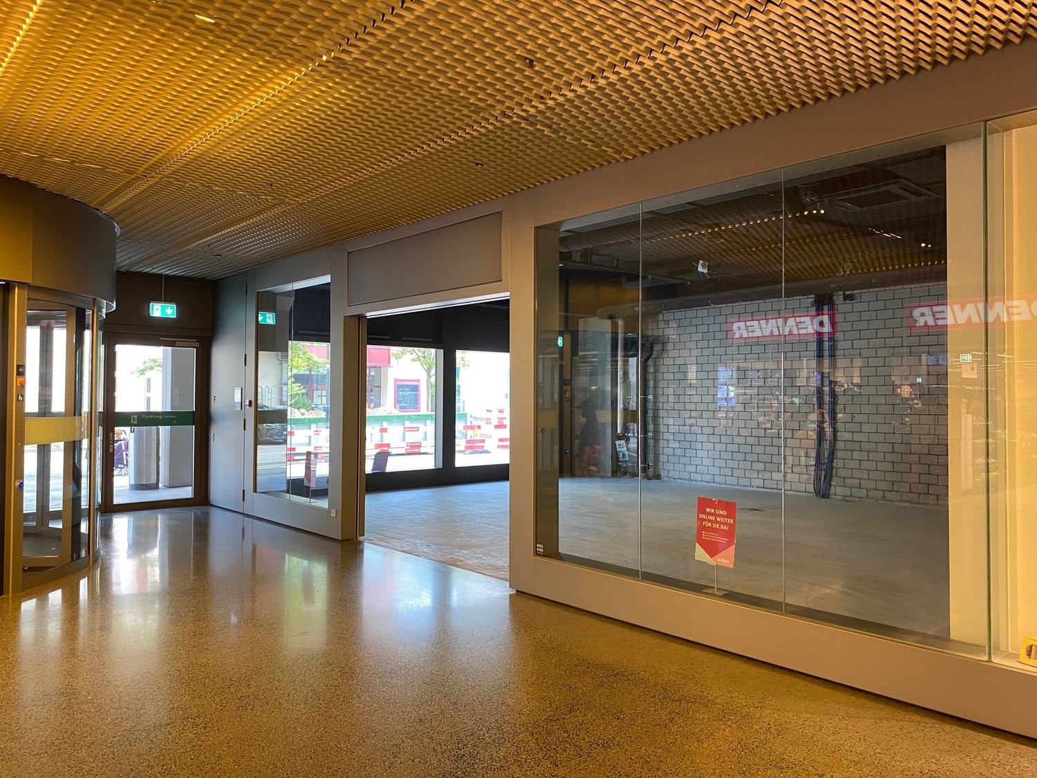 81m² shop