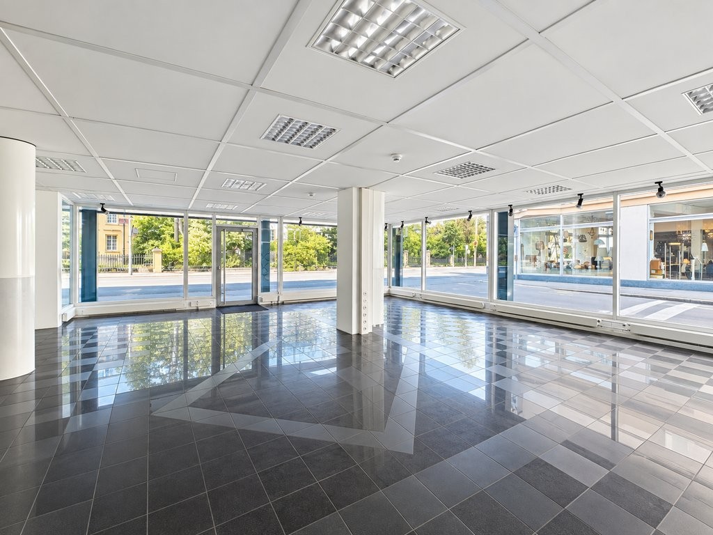 99m² shop