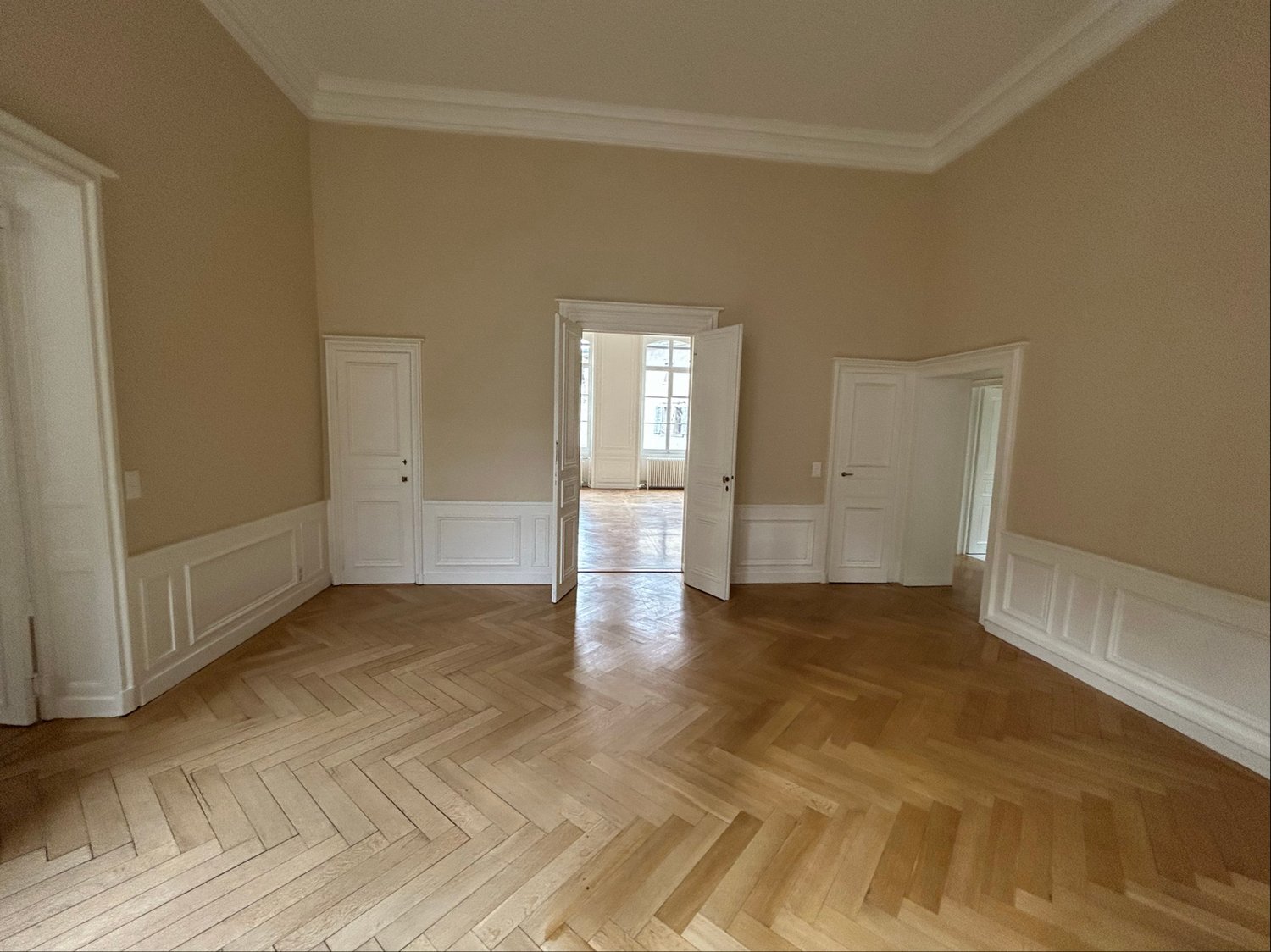 370m² office
