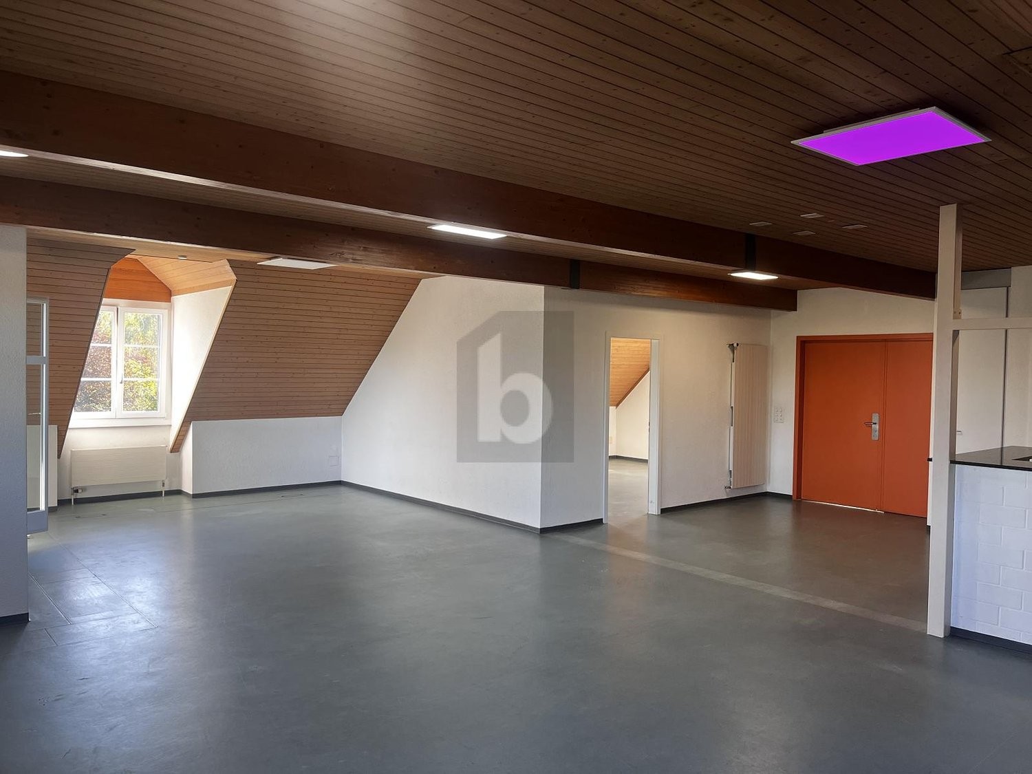 Bureau de 150m², photo 1 sur 4
