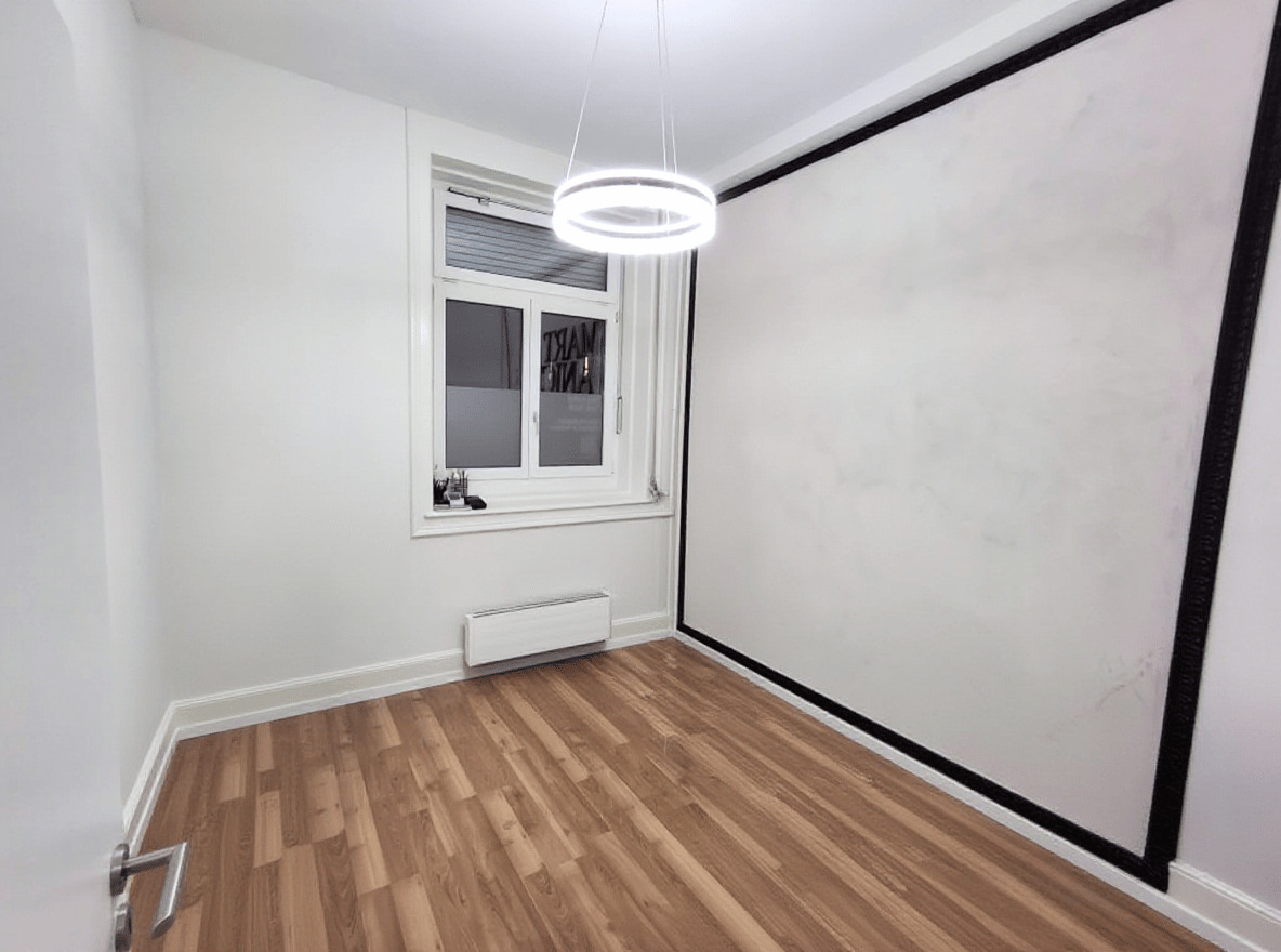 Commercial, Foto 1 von 2