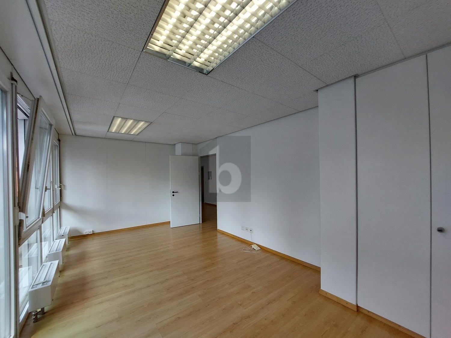 125m² office