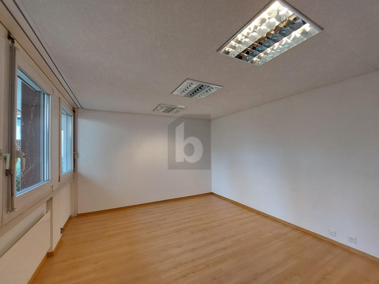 125m² office