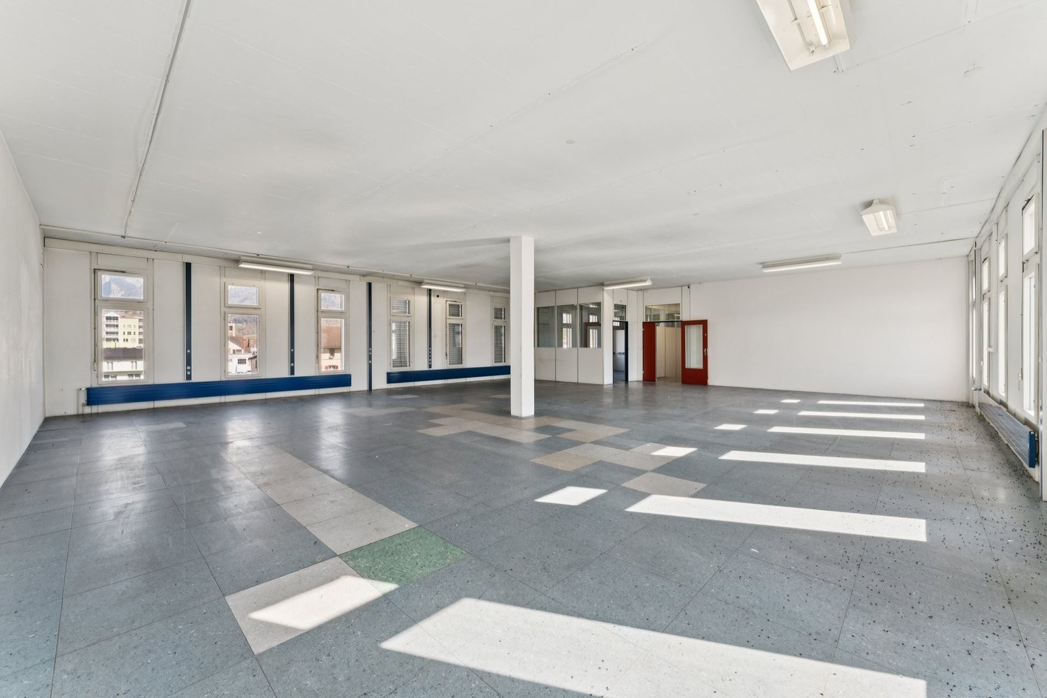 200m² commercial