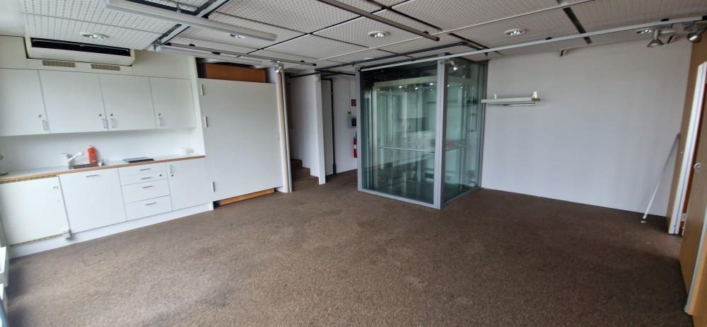 211m² office