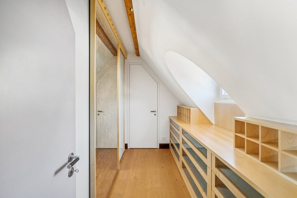 366m² office