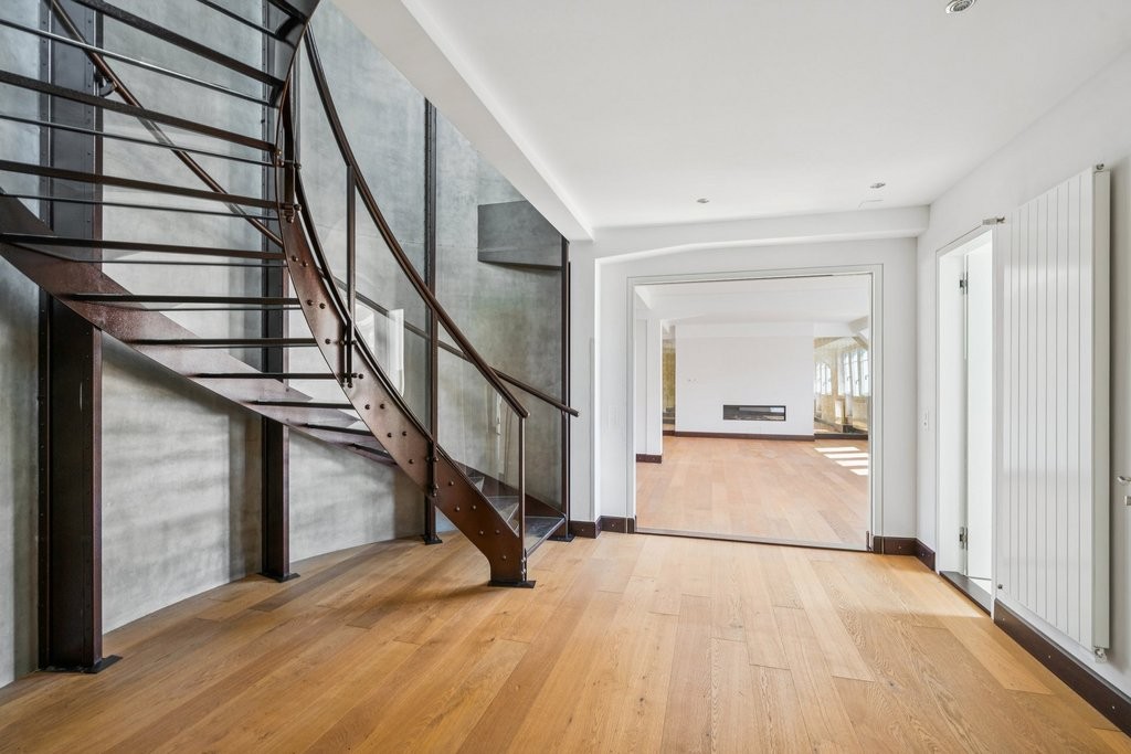 366m² office