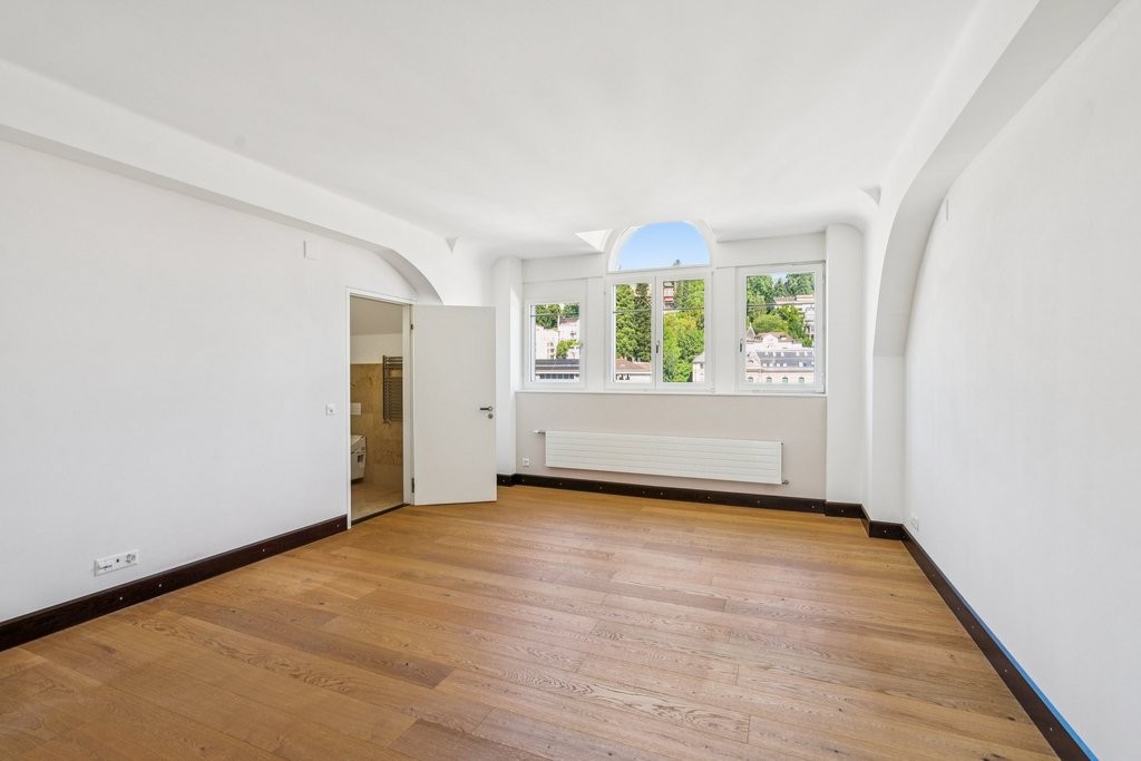 366m² office