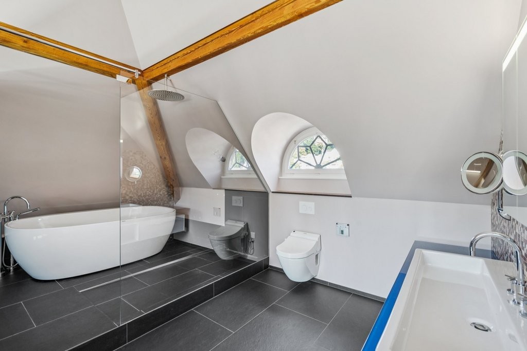 366m² office