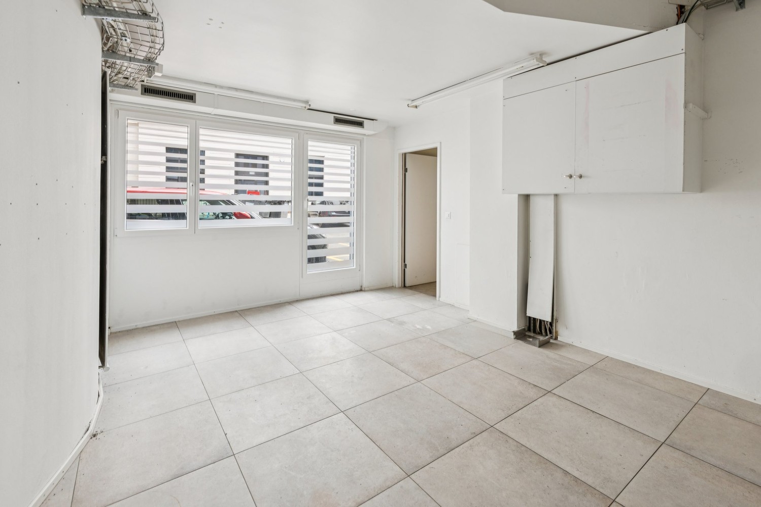 143m² shop