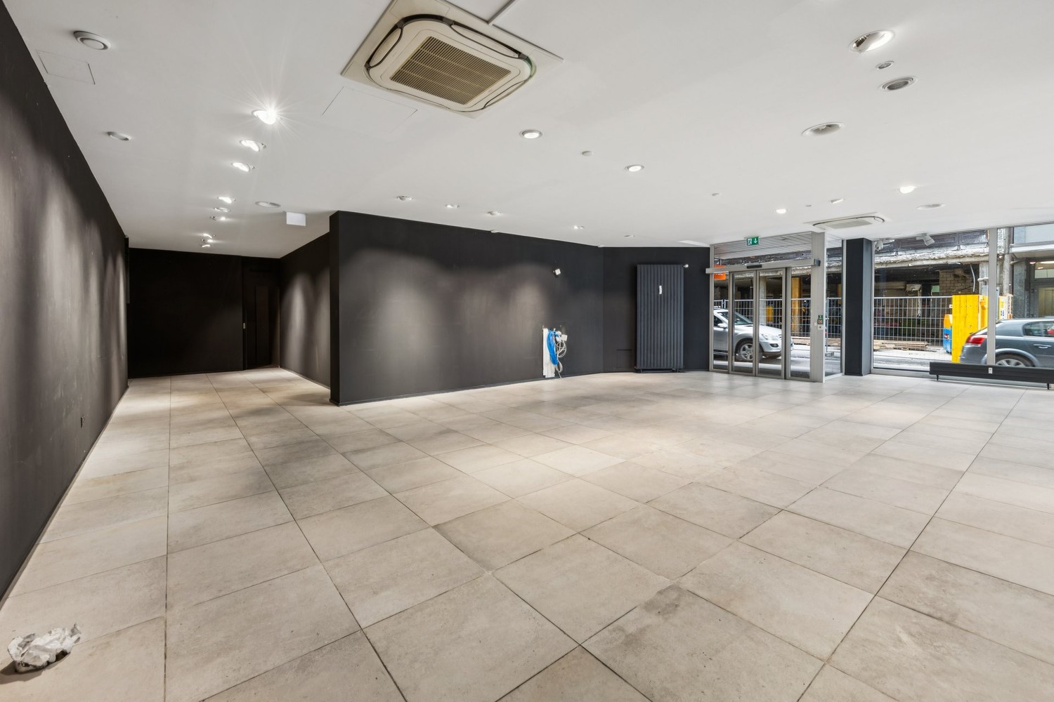 143m² shop
