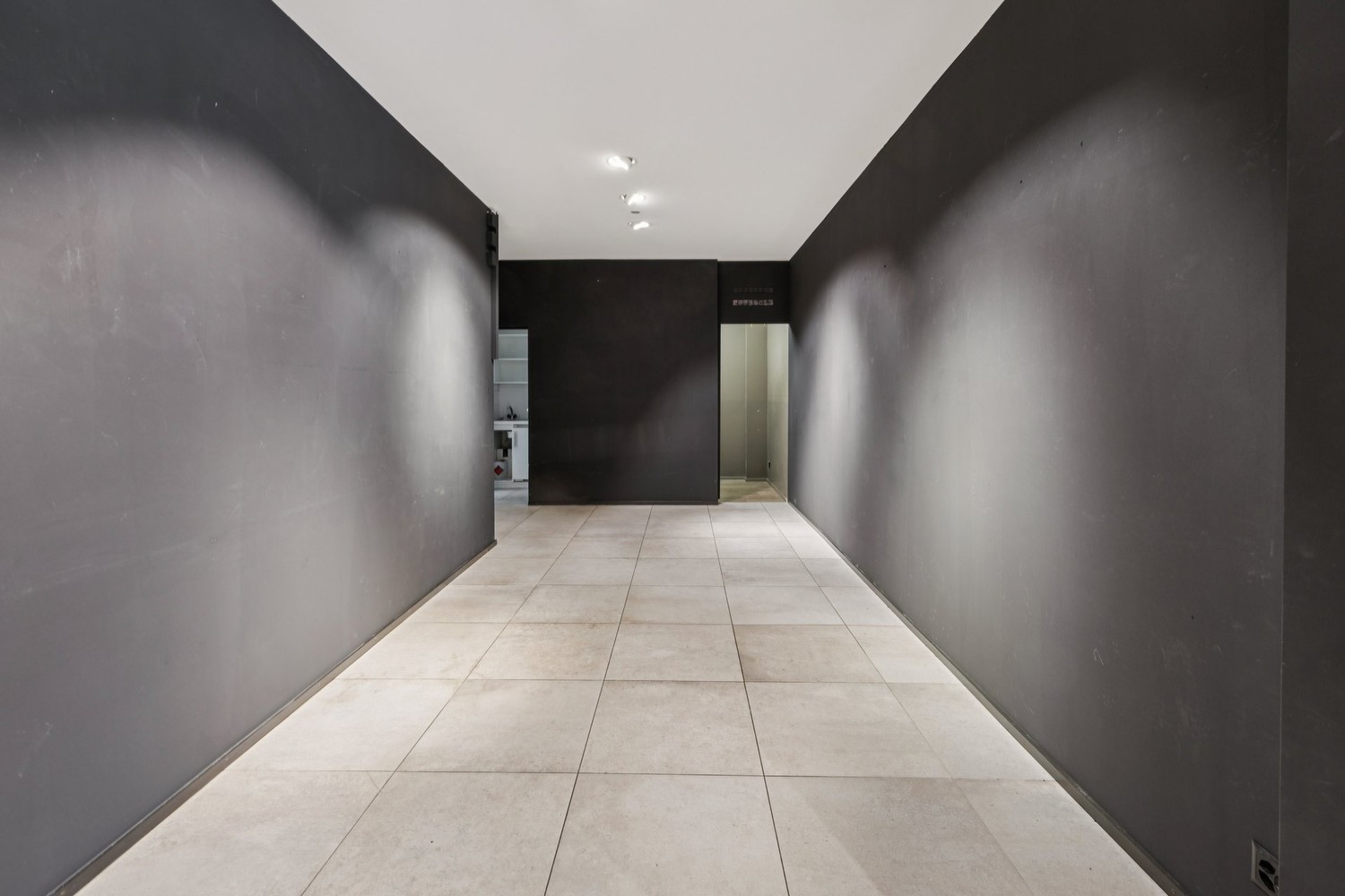 143m² shop