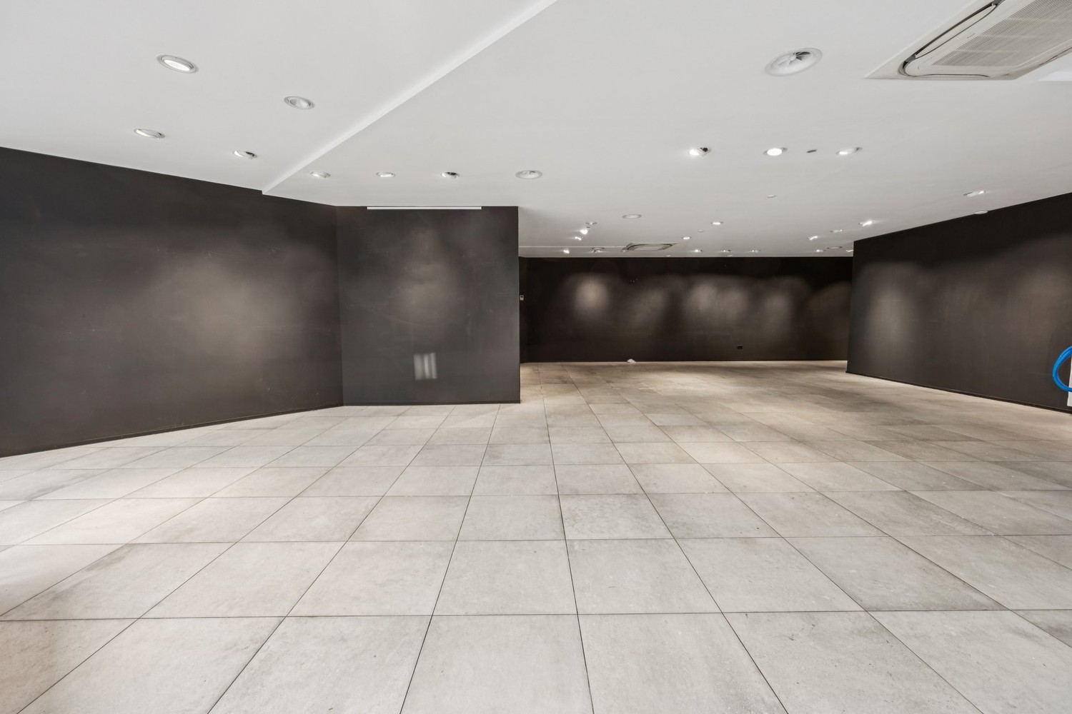 143m² shop